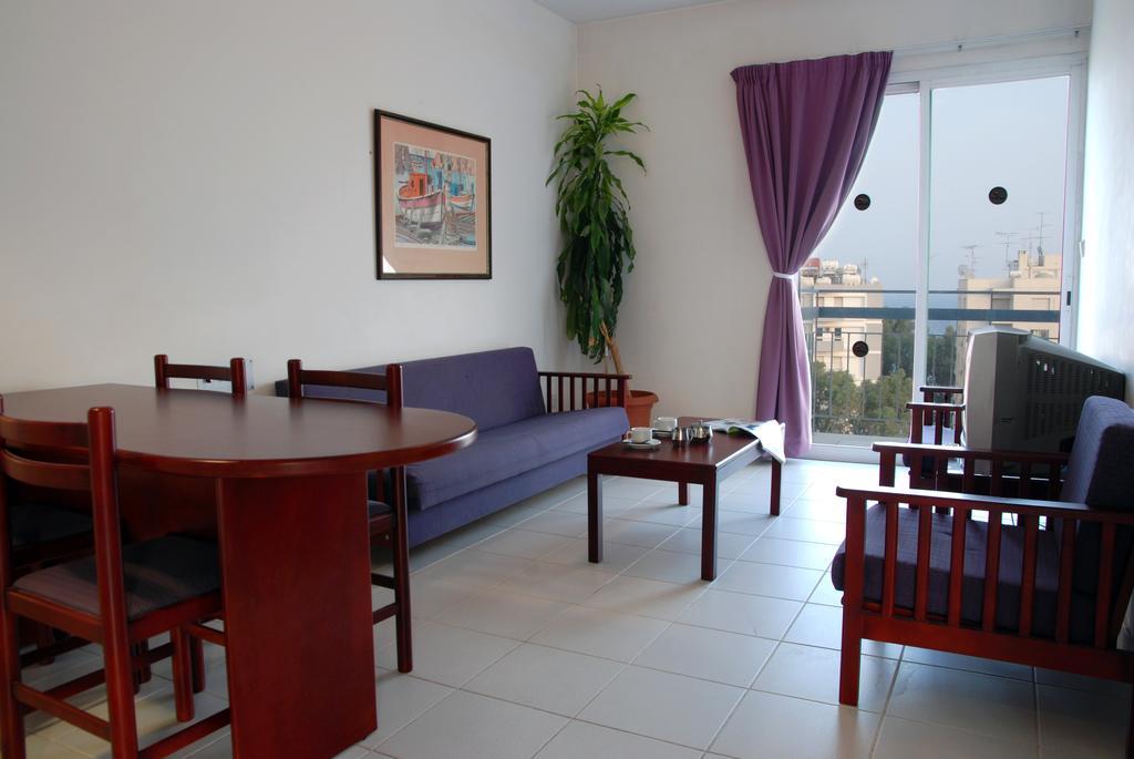 Blue Crane Hotel Apts Лімасол Екстер'єр фото