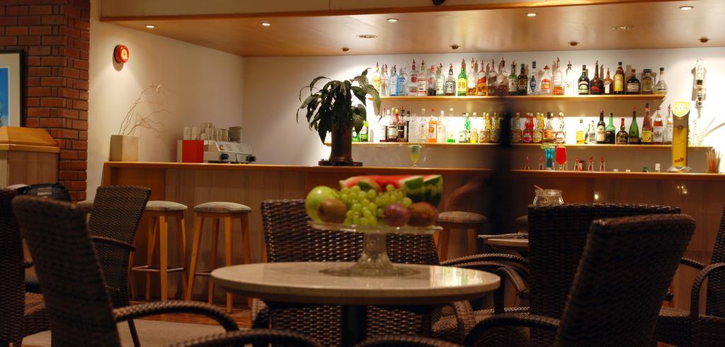 Blue Crane Hotel Apts Лімасол Екстер'єр фото