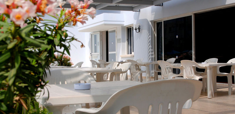 Blue Crane Hotel Apts Лімасол Екстер'єр фото