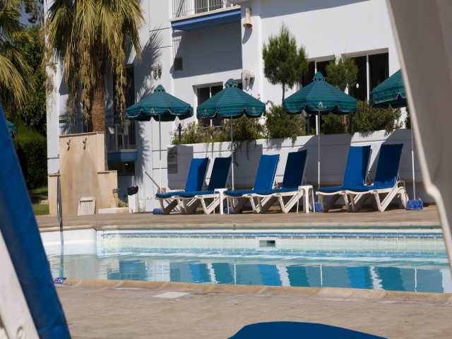 Blue Crane Hotel Apts Лімасол Екстер'єр фото