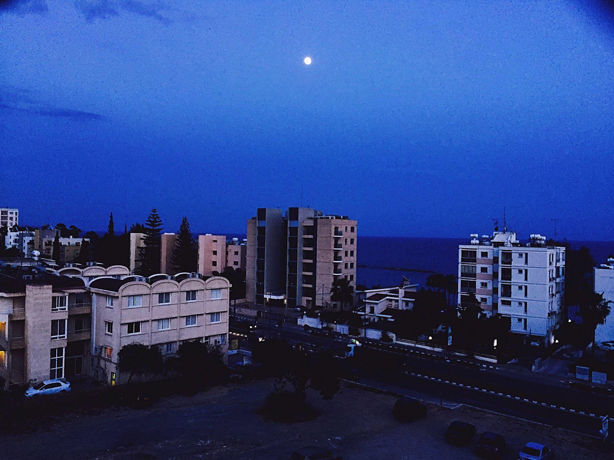 Blue Crane Hotel Apts Лімасол Екстер'єр фото